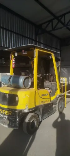 Empilhadeira Hyster ano 2023