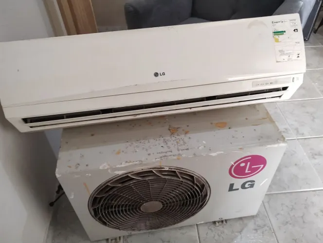 Condicionador de ar LG 12000 BTUs. Furado