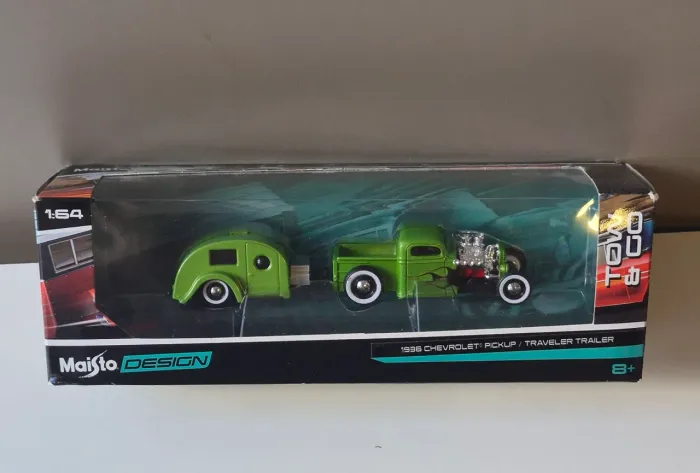 Miniatura Maisto 1936 Chevrolet Pickup + Traveler Trailer