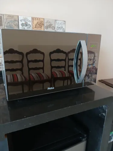 Micro-ondas Philco Preto Porta Espelhada 32 litros - em perfeito estado de conservação.