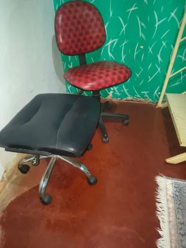 Cadeiras de escritório ou salão.