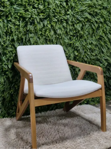 Poltrona Robusta 100% madeira maciça Nova a pronta entrega 