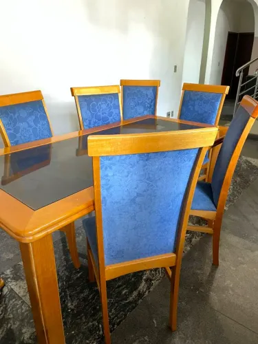 Combo: Mesa de jantar, sofás e móveis diversos