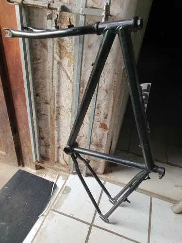 VEENDO QUADRO DE BICICLETA ARO 26 USADO COM GARFO