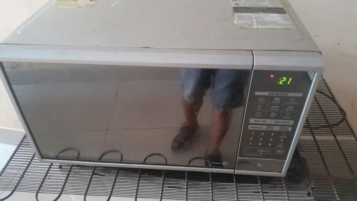 Vendo 01 micro-ondas LG 30 litros funcionando todas as funções entrego sem taxa 