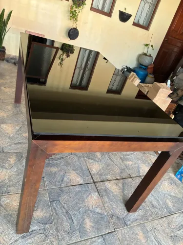 Mesa de Jantar de madeira com vidro temperado