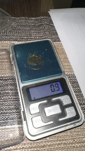 Pingente árvore da vida de 18 k com certificado. 0,9 gramas. Valor: 700 reais.