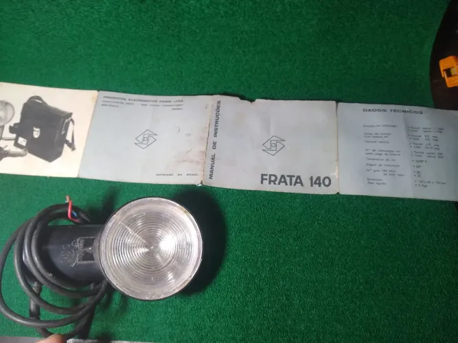 Flash antigo + folheto Maq fotográfica Frata 100