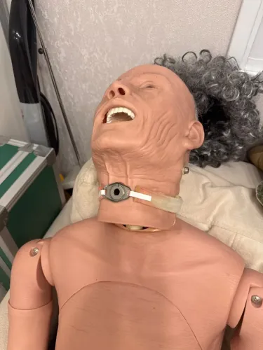 Boneco de Treinamento de Enfermagem com Ostomia e Sondagem