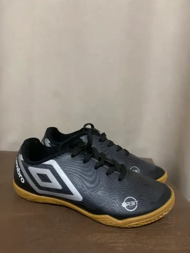 Chuteira Umbro Society infantil tamanho 28