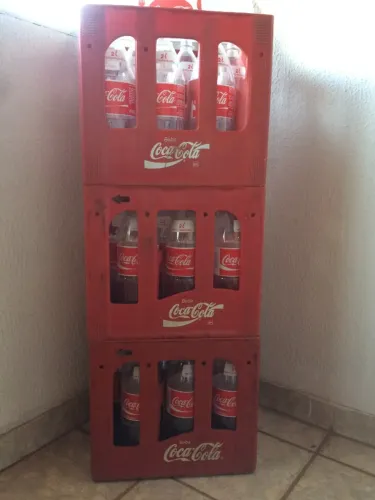 Engradados com Garrafas de cervejas e coca cola ( Vasilhames )