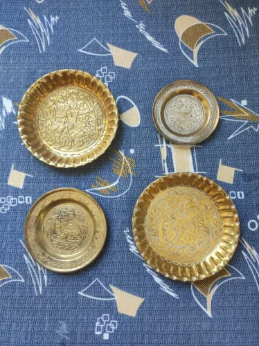 Conjunto 4 Pratinhos Orientais Antigos em Latão Cinzelado à Mão - Decoração Persa/Árabe