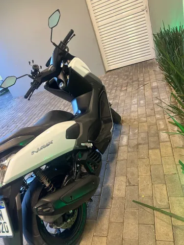 Vende -se moto n-max Branca