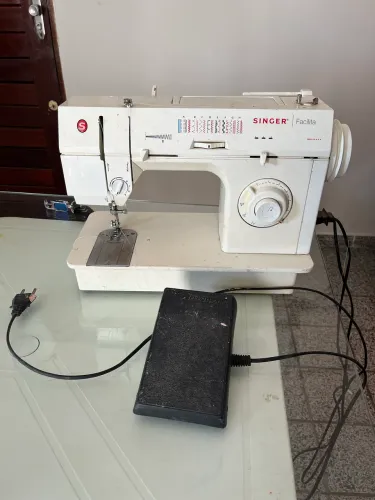 Máquina de costura Singer facilita