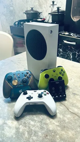 Xbox Series S 512GB + 3 Controles | Perfeito Estado | Completo