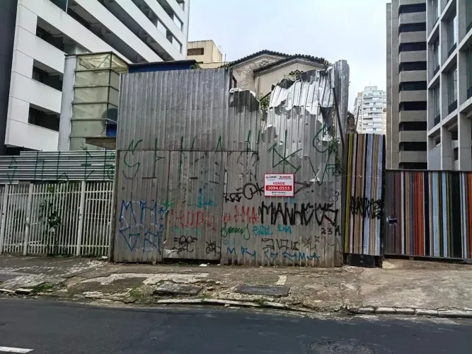 Amplo Terreno de 168m² com Sobrado de 283m² à venda na rua Haddock Lobo bairro Cerqueira C