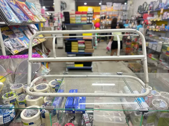 Suporte para bobina de papel com corte prático