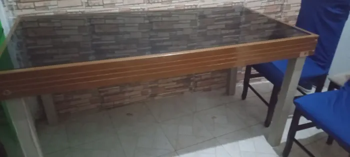 Vendes uma mesa de tampa de vidro sem as cadeiras 