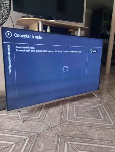 Tv smartv Philips 50 polegadas. Obs listras na parte de baixo da tv. Precinho