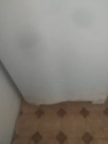 Vendo uma geladeira em bom estado funcionando normalmente.