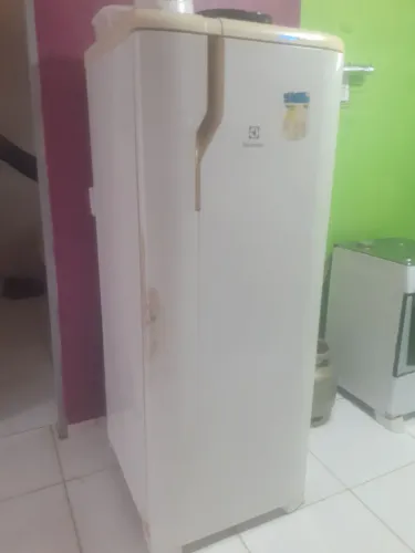 Geladeira frosfree , tudo normal pegado tudo nunca foi mexida
