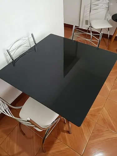 Mesa com duas cadeiras