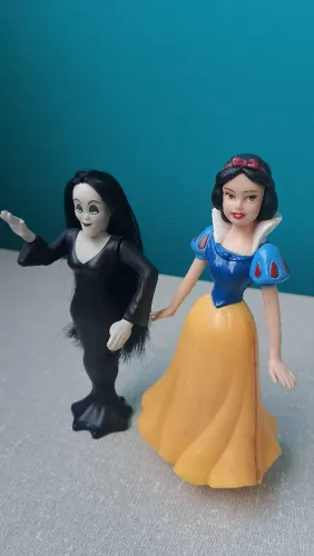 Miniaturas branca de neve e morticia 