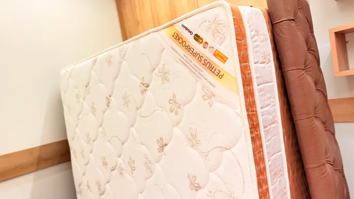 Cama mola ensacada  $1500 completa acompanha a cabeceira de couro marrom