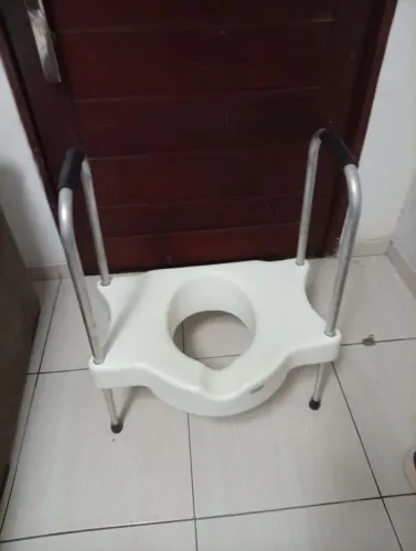 Assento sanitário elevado em alumínio com alças reguláveis