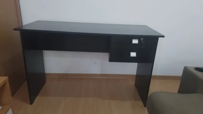 Escrivaninha preta 125cm x 54cm