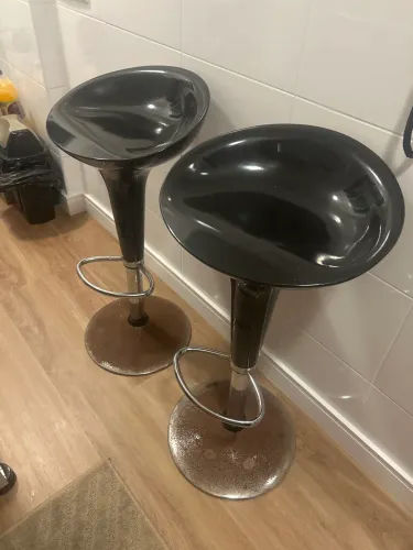2 banquetas giratórias pretas