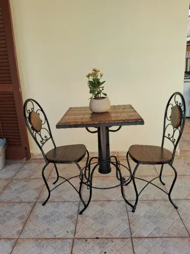 MESA BISTRÔ RÚSTICA + 2 CADEIRAS FERRO E MADEIRA