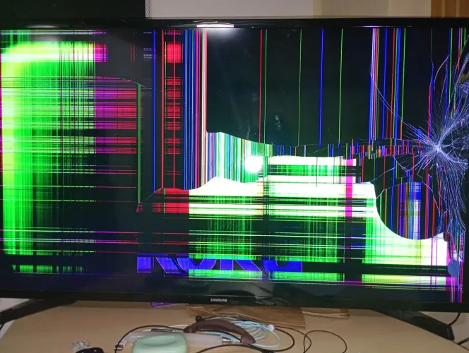 Vende-se Tv quebrada para aproveito de peças