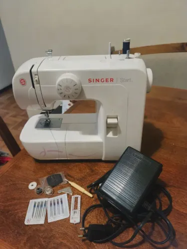 Máquina de Costura Singer Start Usada