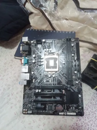 Placa mãe com defeito h310 DDR 4 gigabyte 