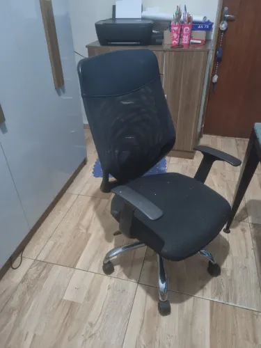 Cadeira giratória com descanso pros pes