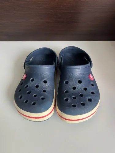 Crocs original, cor azul escuro, tamanho M4 (equivale ao 36 no Brasil)