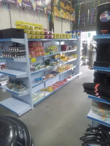 Vende-se  gôndolas usadas pra comércio  . Loja, mercado  etc.