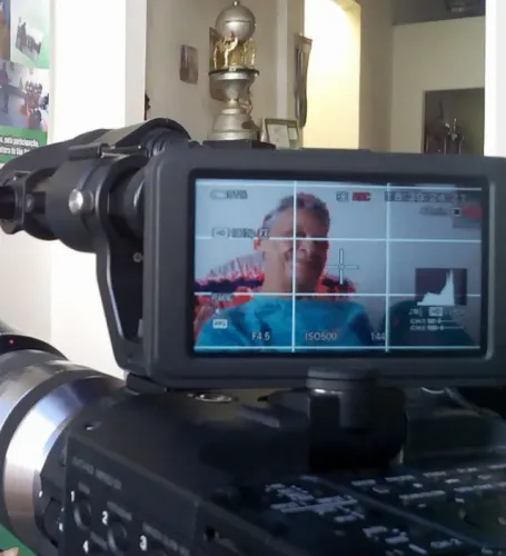 SONY NEX-FS100 Super 35 + lente 18x200mm E-MOUNT + Controle Manuais bateria carregador