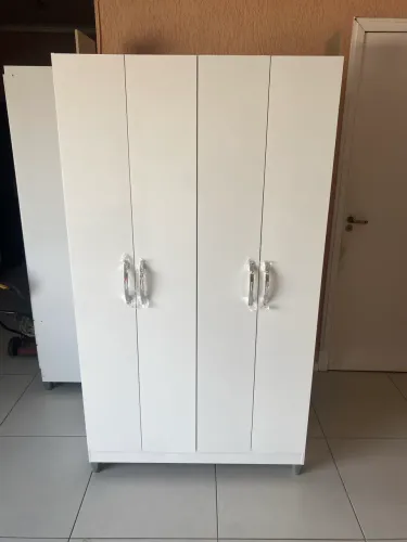 Armário multiuso com prateleiras - entrego