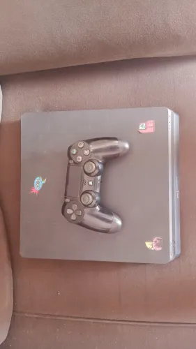 Vendo ps4 com 9 jogos mídia física e um digital acompanha um controle e todos os cabos
