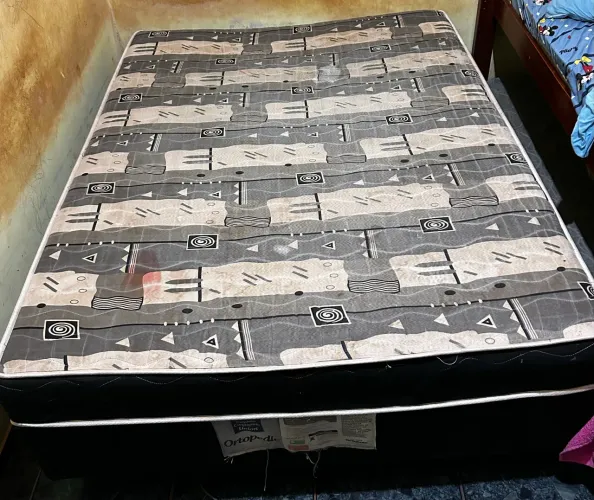 Vendo cama de casal motivo estou me mudando e quero que sai rápido, 200R$