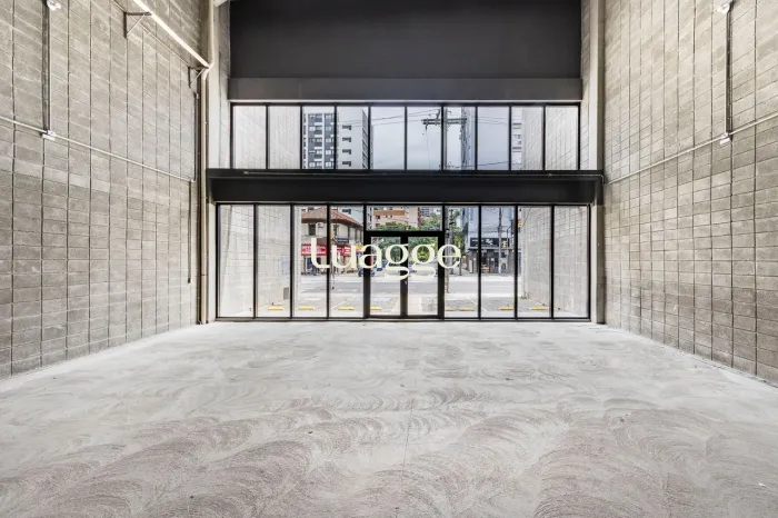 Prédio comercial novo com 330m² de área privativa
