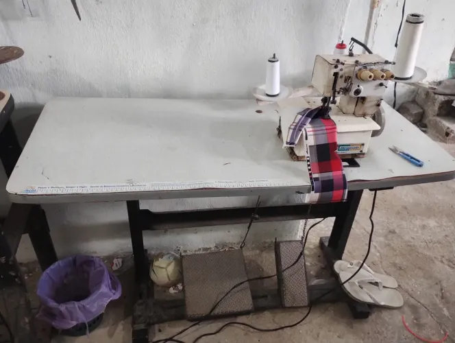 Vende-se máquina de costura Galoneira semi-industrial Bracob BC 2600-3