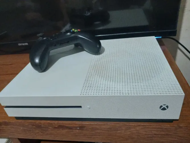 Xbox one em perfeito estado vai carregador de controle e 1 controle 