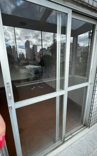 Janelas e porta de correr de vidro e alumínio