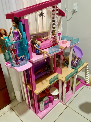 Casinha da Barbie 3 andares usada mais conservada obs.as bonecas não incluso