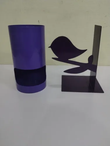 Kit Porta caneta/lápis e clips, e um aparador de livros.