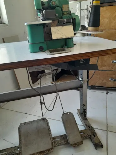 Vendo maquina overloock semi-industrial  funcionando ótimo preço 