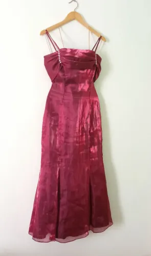 Vestido longo de festa vermelho vivo com alça modelo com evasê e drapeado no busto